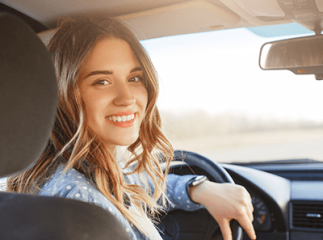 Jeune femme en voiture